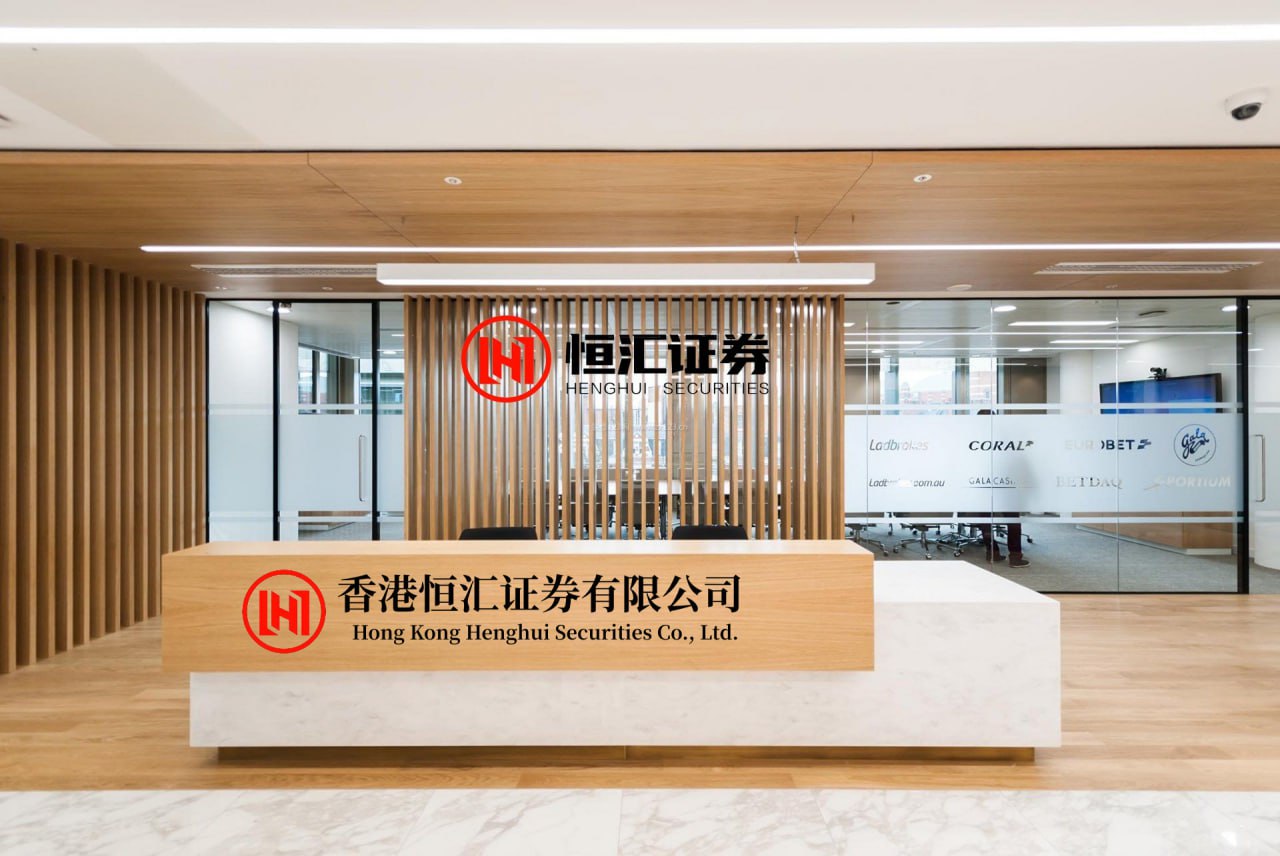 山西期货配资平台 37岁的周女士拿着体检报告来找我时，眉头紧锁。报告显示她双肺都有多发结节，最大的7毫米，同时双侧乳腺也发现多发性小结节。她最担心的是：“曹医生，我肺上和乳腺都长了结节，是不是体质特别差？会不会更容易恶变？”我先安抚她的情绪，告诉她：“结节是否危险，关键不在数量多少，而在于它们的形态特征...